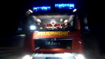 Symbolbild: Carsten Rehder
Männer der Feuerwehr sitzen in einem Löschfahrzeug. Foto: Carsten Rehder/Archiv