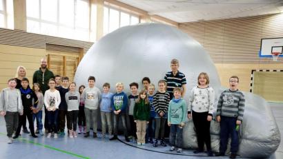 Bild: bkr
Die Kinder des Sonderpädagogischen Förderzentrums vor dem mobilen Planetarium.