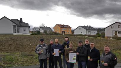 Bild: tr
Direkt am Ortsrand liegt das Areal, das im Sommer eine bunte Blumenwiese sein könnte. Das Bild zeigt von links: Hans Vogel, stellvertretenden BBV-Kreisobmann Martin Härtl , Ely Eibisch, Tobias Vogel, Vorsitzender vom Ring junger Landwirte Kemnath, Marion Höcht Geschäftsführerin Maschinenring, stellvertretender BBV-Geschäftsführer Matthias Wittmann, Ulrich Härtl, BBV-Geschäftsführer, Hans Enslein Vorsitzender Maschinenring Tirschenreuth und Markus Üblmesser Mitglied im Kreisvorstand des BBV und Vorsitzender Arbeitskreis Landwirtschaft der CSU,