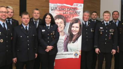 Bild: Hirsch
Kreisjugendwart Christoph Spörl (Zweiter von rechts) und die Vertreter der Nachwuchsgruppen erinnerten bei der Kreisjugendfeuerwehrtagung an die Aktivitäten des vergangenen Jahres.