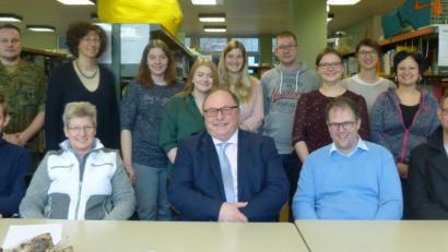 Bild: exb
Bei der Studienwahl der Gymnasiasten halfen (vorne von links) Rechtsanwalt Johannes Pohl, Rechtsanwältin Andrea Pohl, Oberstudiendirektor Stefan Niedermeier, Oberstudienrat Florian Küfner, Dr. Christian Köhler sowie unter anderem Hauptmann Daniel Schreiner, Pharamazeutin Birgit Kuchenreuther, Sarah Burger vom Landratsamt Wunsiedel, Katja Schnürer von der Universität Bayreuth und Psychologin Theresa Aures, rechts Carola Meyer von der Agentur für Arbeit.