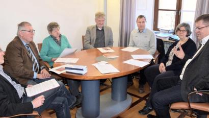 Bild: bö
Morgen startet die Vortragsreihe "Seelische Gesundheit im Alter" im Hammerschloss in Schmidmühlen. Vorgestellt haben sie (von rechts) Bürgermeister Peter Braun, Martina De Wille (Seniorennetzwerk Schmidmühlen) , Pfarrer Werner Sulzer, Georg Pilhofer (SEGA Amberg), Christine Werner (Seniorennetzwerk Schmidmühlen), Johannes Blohm (Evangelisches Bildungswerk) und Johann Bauer (Katholische Erwachsenenbildung).