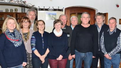 Bild: fjo
Der neue Vorstand stellt Harald Koller und Uwe Dahme als Stellvertreter an die Seite von Wolfgang Götz. Ludwig Bauriedl, Josef Ach, Karin Fuchs, Ingrid Strehl (von rechts) und Lisa Meier (links) arbeiten im Vorstand mit.
