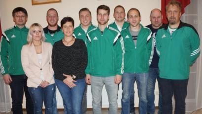 Bild: weu
Vorsitzender Robert Becher (rechts) freut sich mit seinem neu gewählten Führungsteam auf die kommenden Aufgaben und ein erfolgreiches Vereinsjahr.