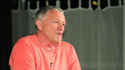 Bild: stg
Josef Brustmann lässt sich in kein Kabarett-Korsett zwängen: Dem Publikum in Windischeschenbach am Samstagabend gefällt es.