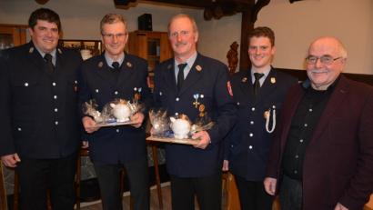 Bild: jr
Zum Ehrenvorsitzenden ernannte die Feuerwehr Großensterz den langjährigen Vorsitzenden Johannes Meierhöfer (Mitte), neues Ehrenmitglied wurde Theo Meierhöfer (Zweiter von links). Dazu gratulierten Vorsitzender Matthias Burger (links) sowie (von rechts) 3. Bürgermeister Ernst Bayer und Kommandant Andreas Meierhöfer.