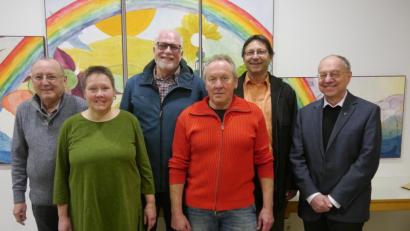 Bild: ads
Sie geben der Kirchenverwaltung Hl. Dreifaltigkeit ein Gesicht (von links): Günter Preißl (Kirchenpfleger), Franziska Lehmann (Schriftführerin), Gerhard Legat, Franz Prechtl, Norbert Vogl und Pfarrer Ludwig Gradl.