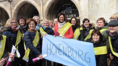 Bild: bö
"Frauen können alles bewegen" Beim Weltfrauentag in München war der Frauenbund aus Hohenburg stark vertreten. Dazu gehörte auch ein Treffen mit Landtagspräsidentin Ilse Aigner (Mitte) und der Vorsitzenden der Frauenbundvereinigung in Bayern Emilia Müller (links am Transparent) aus Bruck