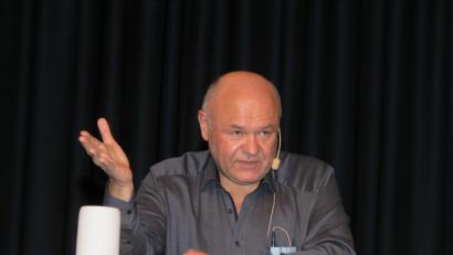 Bild: ubb
Toni Lauerer ist ein Publikumsmagnet. Wenn er auf der Bühner Witzchen erzählt, kugeln sich die Leute vo rLachen.
