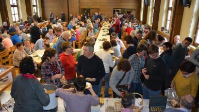 Bild: jr
Vollbesetzt war am Sonntag der große Saal des Josefsheims beim Fastenessen der Pfarrei St. Jakob. 15 ehrenamtliche Kräfte kümmerten sich um das leibliche Wohl ihrer Gäste.