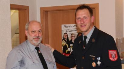 Bild: rpp
Vorsitzender Herbert Tretter (rechts) dankt dem scheidenden Michael Dötsch für sein jahrelanges Engagement für die Feuerwehr Reuth. Der langjährige Kommandant gibt sein jetziges Amt als zweiter Chef der Aktiven aus gesundheitlichen Gründen auf.