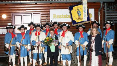 Bild: lst
Die Flosser Landwehr um Franz Schmidt (Fünfter von rechts) gratuliert ihrer Förderin Renate Landgraf (links daneben) zum 70. Geburtstag.