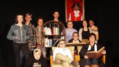 Bild: exb
Diese Mitglieder der Theatergruppe präsentieren beim Bunten Abend den Einakter „Bilder, Bibel und Banditen“.