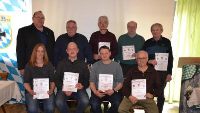 Bild: gi
Die Sieger des Kreisvergleichsschießens und des Landes- und Bundesschießens mit Kreisschießwart Josef Schreml (hinten, links) und Kreisvorsitzendem Richard Berger (hinten, Zweiter von links).