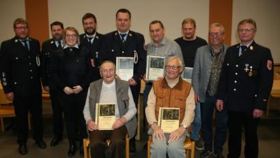 Bild: wro
Karl Zimmermann (vorne rechts) ist seit 70 Jahren Mitglied, seit 60 Jahren ist Ludwig Oppl (vorne links) dabei. Vorsitzender Helmut Oppl (rechts), Bürgermeister Toni Dutz (2. von rechts), KBM Florian Trießl (2. von links), sowie die Dienstgrade und Vorstandsmitglieder der Schönhaider Wehr gratulierten den beiden, ebenso auch den anderen Jubilaren.