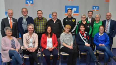 Bild: dob
In den Genuss einer Geldspende kamen Kindergärten und Sportvereine. Vorstandsmitglied Robert Stahl (hinten, links) und Geschäftsstellenleiter Hermann Helm (hintere Reihe, rechts) sowie dessen Stellvertreter Thomas Grötsch (rechts) überreichten die Kuverts.