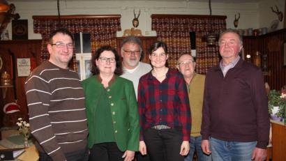 Bild: frd
Mit Josef Straller (links) als stellvertretender Vorsitzender und Diana Portner (Dritte von rechts) als Schriftführerin hat sich die Führung des CSU-Ortsverbandes Niedermurach verjüngt. Vorsitzende bleibt Rita Salomon (zweite von links), Schatzmeister Leonhard Bayerl (rechts).