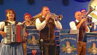 Bild: Andreas Royer
Als Botschafter traditioneller Brauchtumsklänge sind die Birgländer Musikanten um Matthias Fiedler (Mitte) auch dieses Jahr wieder viel unterwegs.