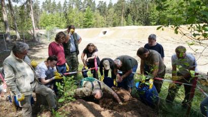 Bild: Ameisenschutzverein Hirschberg/exb
"Lokaltermin" an der B 85-Ortsumgehung Neubäu: Etliche Helfer beteiligten sich an der behutsamen Bergung und Umquartierung.