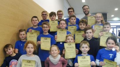Bild: sts
Über gute Resultate bei den Bezirksmeisterschaften in den Altersklassen U10 und U12 sowie bei der U20 im Schnellschach freuten sich die Nachwuchs-Denksportler des Schachklubs.