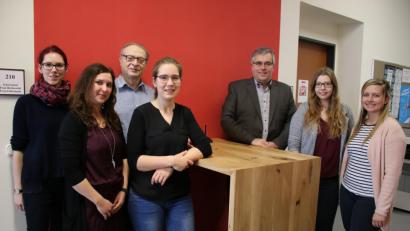 Bild: exb
Oberstudiendirektor Joachim Zembsch (Fünfter von links) und Studiendirektor Uwe Göbel (Dritter von links) begrüßten (von links) Studienreferendarin Stefanie Bachmann, Lehramtsassessorin Katharina Birner sowie die Studienreferendarinnen Verena Graf, Esther Dremel und Angie Bachmann.