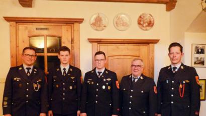 Bild: flm
Bei der Neuwahl der Vertrauensleute gingen Georg Mayer (Zweiter von 2. von links), Lars Siller (Mitte) und Volker Gantz als Sieger hervor. Vorsitzender und Feuerwehrarzt Dr. Wolfgang Fortelny (zweiter von rechts) sowie Kommandant Tobias Tippmann (links) und sein Stellvertreter Christian Burger (rechts) gratulierten.