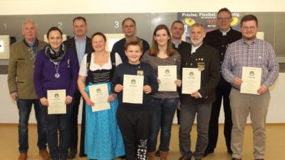 Bild: wec
Bei der Ehrung (von links):
Gauschützenmeister Heinrich Fraunholz, Manuela Seegerer, Dritter Bürgermeister Erich Meidinger, Ruth Kryschak, Peter Wengler, Felix Scheeler, Nathalie Kryschak, Mathias Scheeler, Anton Schill, Schützenmeister Thomas Kryschak und Norbert Seegerer.