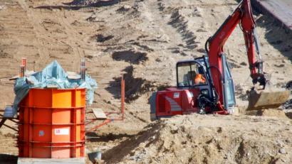 Bild: Alexander Auer
Auf der Baustelle der A3 bei Barbing wurde am Montag erneut eine 225 Kilogramm schwere Fliegerbombe gefunden. Ein Sprengkommando entschärfte sie vor Ort.