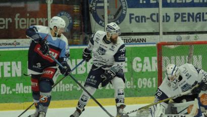 Bild: gb
Die Blue Devils unterlagen am Sonntag dem EV Lindau mit 2:4. Die Weidener (im Bild Marco Habermann, links) scheiterten immer wieder am überragenden Gästegoalie David Zabolotny.