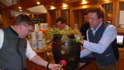 Bild: usc
Nach drei kräftige Schlägen war die Arbeit von Anzapfer Michael Cerny getan. Braumeister Martin Sterk hatte für die Gäste Probierkrügerln hergerichtet.