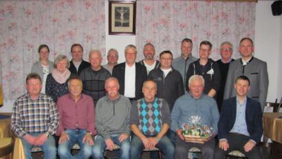 Bild: sei
Johannes Wittmann (sitzend, rechts) folgt seinem Vater Josef (sitzend, Zweiter von rechts) als Vorsitzender der Siedlergemeinschaft. Stellvertreter sind Harald Steiniger (sitzend, links) und Matthias Kohl (hinten, Dritter von links). Neue Kassenführerin ist Kathrin Wittmann (hinten, links).