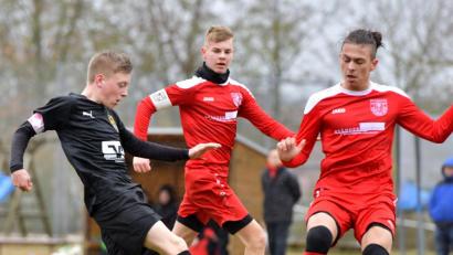 Bild: Ziegler
Führungstorschütze Kapitän Jannik Meier vom FC Amberg (links) geht mit gestrecktem Bein in den Zweikampf.