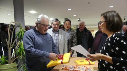 Bild: rn
Bei der Vergabe der Preise des Bilder- und Fragenrätsels stehen die Gewinner bei Uta Nürnberger Schlange.