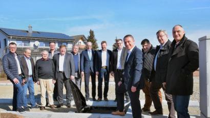 Bild: bö
In Poppenricht informierten sich die Bürgermeister der Kommunalen Vereinigung der CSU über moderne Ver- und Entsorgungssysteme im neuen Baugebiet Auf der Höhe (Witzlhof): Links Vorsitzender und Bürgermeister Bernhard Lindner, Vierter von rechts Poppenrichts Zweiter Bürgermeister Hermann Böhm und Dritter von links Architekt Hans Würmseher.