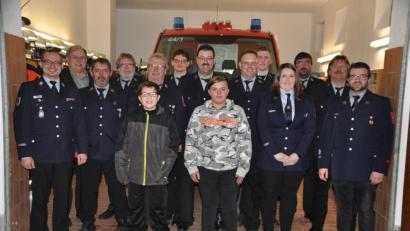 Bild: ak
Michael Amtmann, Gerhard Prechtl, Christian und Miriam Horn, Julian und Thomas Prechtl, Rainer Bayer, Stefan Schreyer, Josef Scherm, Norbert Wolf sowie Bernhard Stich (hinten von rechts) besetzen die Führungspositionen bei der Feuerwehr Lenau. Kreisbrandmeister Florian Braunreuther und zweiter Bürgermeister Albert Sollfrank (von links) gratulieren und würdigen das bisher gezeigte Engagement.