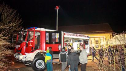 Bild: obe
Viele Gäste bestaunen das neue Löschfahrzeug der Feuerwehr, LF10, Pullenreuth.