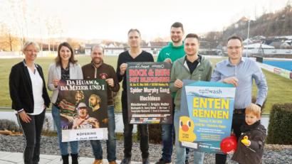 Bild: riw
Der 1. FC Rieden und der Heimat- und Kulturverein Köfering präsentieren ihre Veranstaltungsplakate (von links): Michaela Winklmeier und Therea Ehbauer (beide Lebenshilfe), Sepp Vogl (HKV Köfering), Reinhold Baumgartner (Selbsthilfegruppe krebskranker Kinder Amberg-Sulzbach), Matthias Weigert und Sebastian Kemmeter (beide 1. FC Rieden) sowie Johannes Lautenschlager (Optiwash).