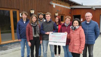 Bild: adj
Mit seinem Vorstand überreicht Vorsitzender Joseph Lindner (Vierter von links) die Spenden an die Josef Neubauer, Andrea Renner und Susanne Fütterer.
