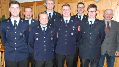 Bild: sche
Beförderungen bei der Freudenberger-Wutschdorfer Wehr ( von links) Tobias Hirn , Vorsitzender Daniel Gietl, Florian Zimmermann, 2. Kommandant Peter Meßmann, Fabian Lenk, Kommandant Armin Daubenmerkl, Daniel Birner, 2. Bürgermeister Franz Weiß