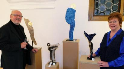 Bild: do
Der Abenteuergeist lässt das Künstlerpaar Bärbel und Horst Kießling aus Marktredwitz viel reisen. Mit großer Wahrnehmungskraft entdecken sie dabei an den Küsten Islands Schwemmholz, aus dem prachtvolle Engelsskulpturen entstanden