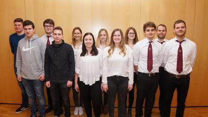 Bild: nib
Sie geben in der KLJB Dürnsricht-Wolfring den Takt vor: (von links) Simon Scheuerer, Bastian Ebenhöch, Martin Tröppl, Fabian Rockinger, Lena Kirchberger, Sophie Kemptner, Antonia Bauer, Julia Weidner, Carina Kneißl, Jonas Strunk, Julian Kemptner und Sebastian Kirchberger.
