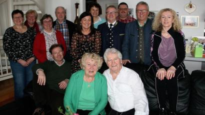 Bild: wro
Vor wenigen Tagen feierte Sonja Schatzberger (vorne in der Mitte) ihren 80. Geburtstag. Es gratulierte Ehemann Anton (rechts), die Familie, ebenso auch Freunde und Verwandte. Die Glückwünsche der Gemeinde überbrachte Bürgermeister Toni Dutz (2. von rechts).