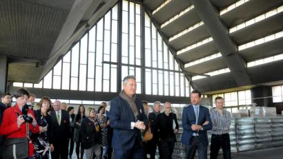 Bild: Stephan Huber
„Eines der wichtigsten Industriedenkmäler der Nachkriegszeit“ (Oberbürgermeister Michael Cerny) rückt ins Blickfeld des im nächsten Jahr anstehenden Jubiläums 100 Jahre Bauhaus: Geschäftsführer Armin Reichelt (vorne, Zweiter von rechts) und Baureferent Markus Kühne (vorne, links daneben) führen durch Walter Gropius’ letzten Bau, Ambergs Glaskathedrale.