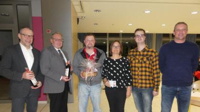 Bild: rn
Kleine Präsente gibt es für (von rechts) Hausmeister Udo Drechsler, Harald Wagner und Uta Nürnberger von der Verwaltung sowie Markus Winkler vom Bauhof, die maßgeblich an der für die Vorbereitung der Bürgerversammlung beteiligt waren. Dank gilt auch den Bürgermeister-Stellvertretern Karl Lorenz und Klaus Lehl (von links), die für ihn viele Abendtermine übernehmen.