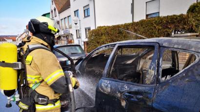 Bild: Thomas Dobler
Der Mercedes erlitt durch das Feuer Totalschaden, die Schwandorfer Wehr löschte den Brand.