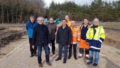 Bild: Christopher Dotzler
Bürgermeister Harald Bemmerl (Zweiter von links) und weitere Offizielle stellten am Montag die Baumaßnahme in Steinberg am See vor. Die Abbiegespur von der Industriestraße zu In der Oder wird verbreitert.