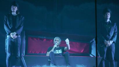 Bild: Benjamin Tietz
"Vorbei": Zum ersten Lied des Abends steigt Sänger Klaus Eberhartinger aus einem Sarg.