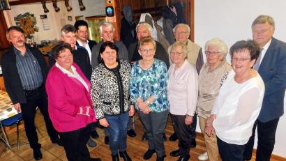 Bild: hai
Mit VdK-Geschäftsführer Christian Hartmann (Vierter von links) und Bürgermeister Manfred Porsch (rechts) zeichnet Vorsitzende Margit Kaiser Christa Heier, Waltraut Koch, Wolfgang Heier, Ingeborg Sorger, Anton Schlicht, Josef Kellner, Swetlana Burbach, Clemens König, Edeltraud Käß und Robert Uhr (von rechts) mit Urkunde und Ehrennadel für langjährige Treue aus.
