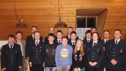 Bild: exb
Die Feuerwehr-Führungsspitze und Zweiter Bürgermeister Andreas Altmann würdigten die Leistungen der Mitglieder. Im Bild von links Vorsitzender Anton Pösl, Zweiter Bürgermeister Andreas Altmann, Johann Lettner, Sebastian Müller, Martin Birner, Fabian Schatz, Tobias Schatz, Hannes Gschrey, Gerhard Gschrey, Nico Pösl, Evi Pösl, Florian Passler, Milena Sporrer, Julian Gschrey, Dominik Kräuter und Dominik Dorner.