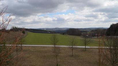 Bild: fz
Unterhalb des Autobahnrastplatzes Wittschau und unmittelbar hinter der kleinen Straße ist hin zur bereits bestehenden privaten Solarfläche eine der beiden Anlagen des "Solarpark Leuchtenberg" vorgesehen.